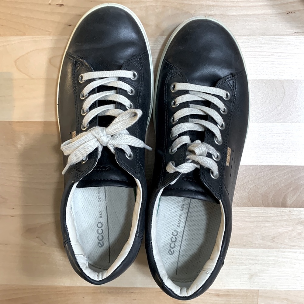 Ecco women’s causal sneaker - Size 8